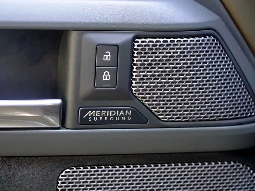 Land Rover Defender 2021 — фото 14