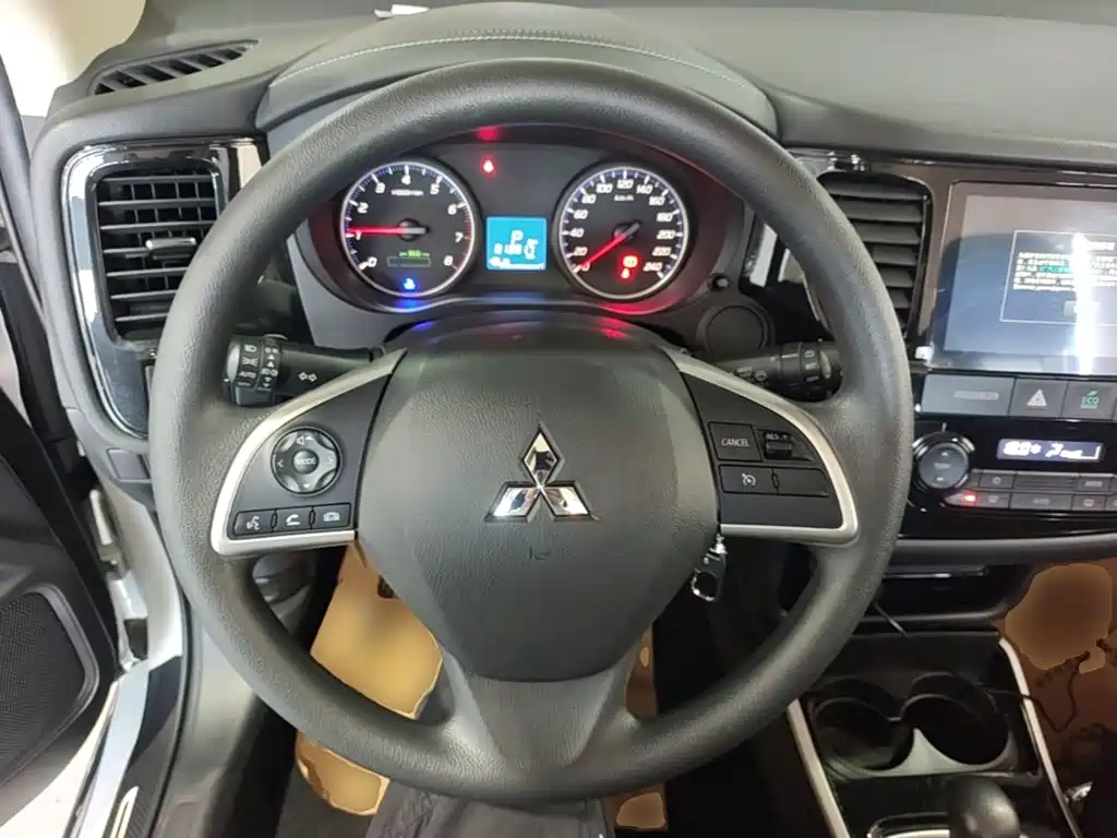 Mitsubishi Outlander 2023 — фото 11