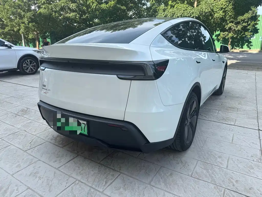 Tesla Model Y 2025 — фото 9