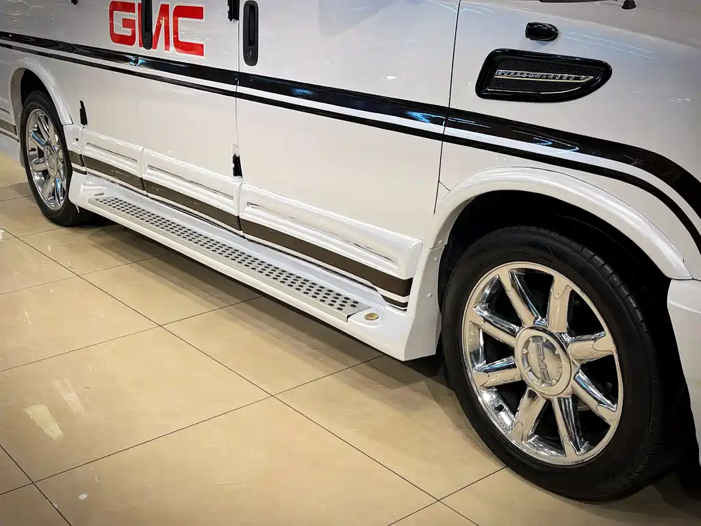 GMC Savana 2018 — фото 6