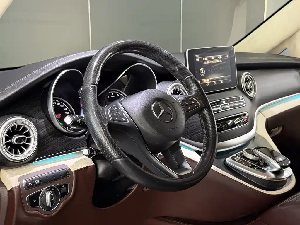 Mercedes-Benz V-Class 2020 — фото 16