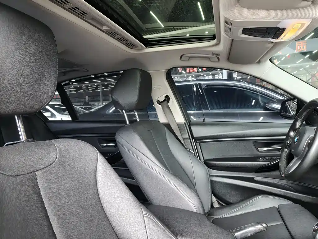 BMW 3 Series 2019 — фото 19