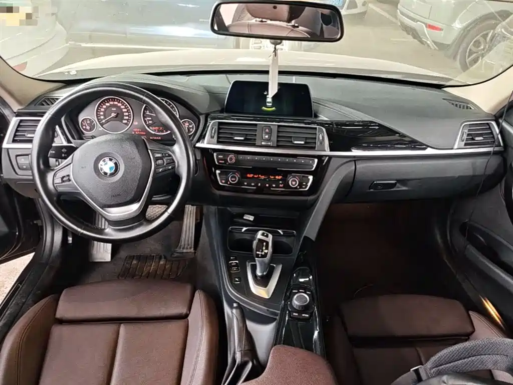 BMW 3 Series 2018 — фото 10