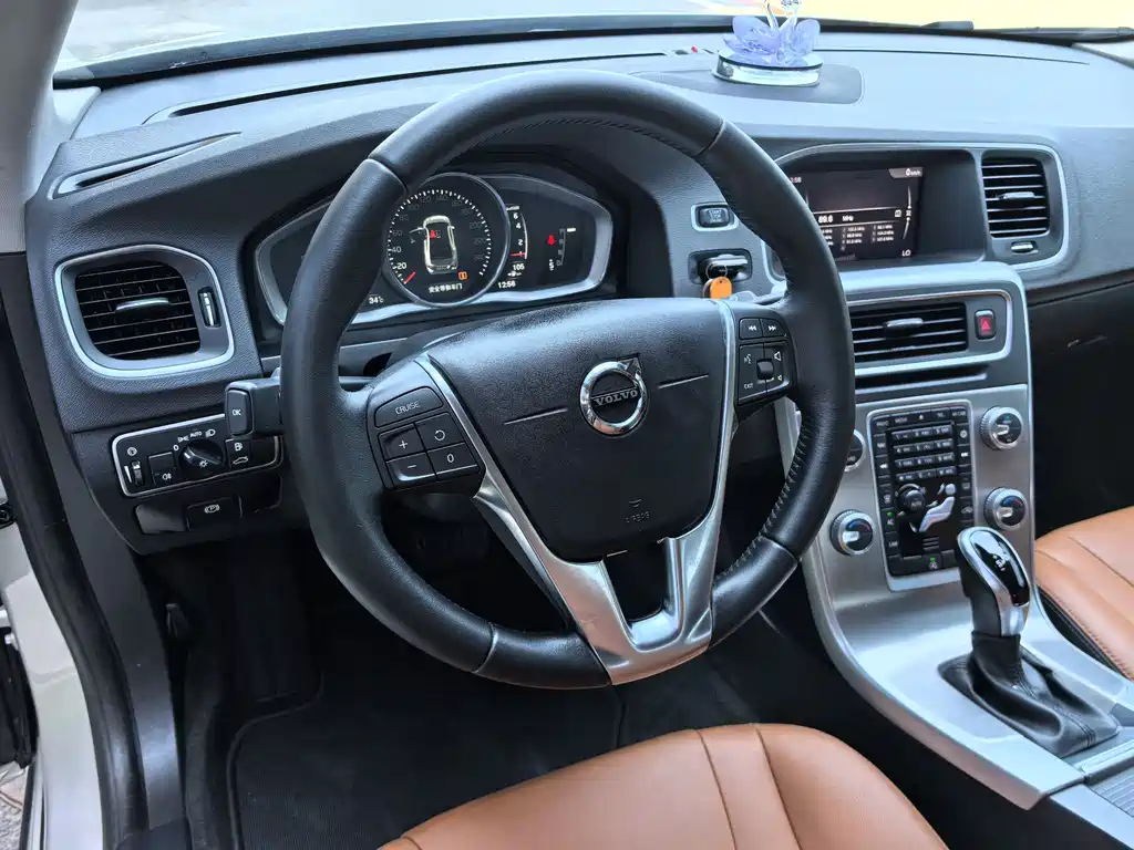 Volvo S60 2018 — фото 16