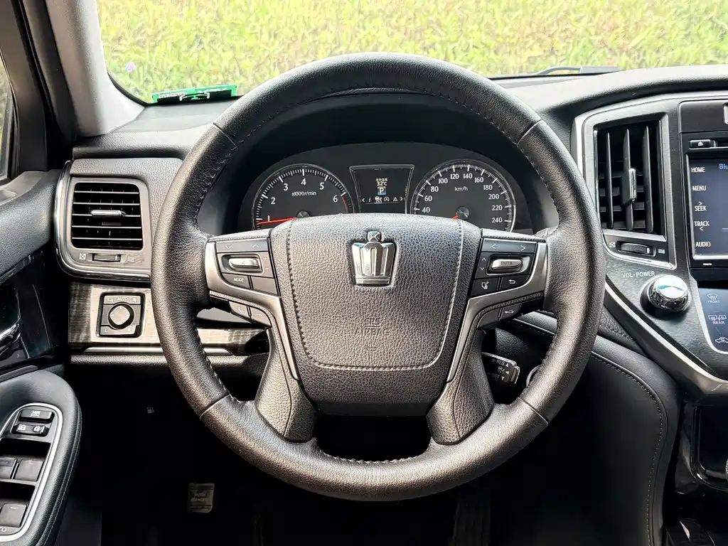 Toyota Crown 2018 — фото 10
