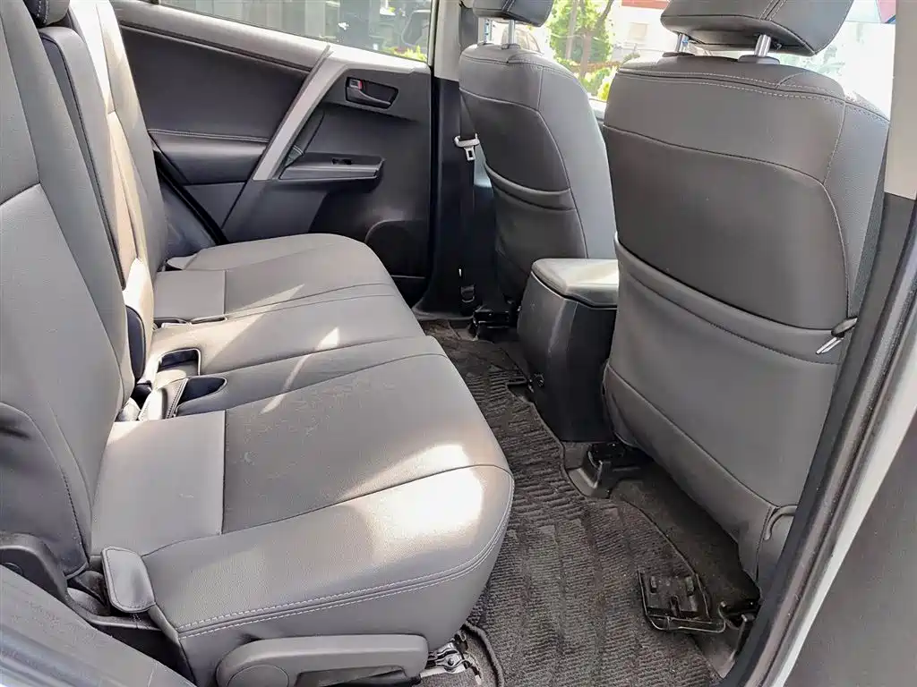 Toyota RAV4 2016 — фото 10