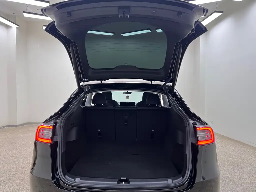 Tesla Model Y 2023 — фото 31
