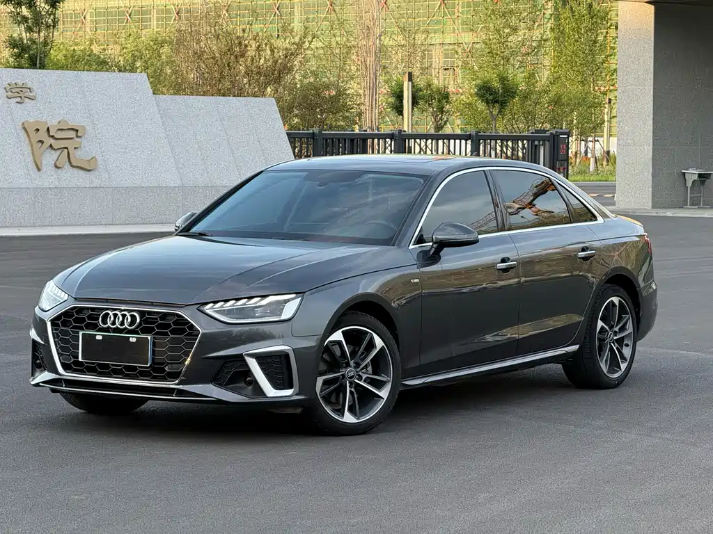 Audi A4L 2022 — фото 1