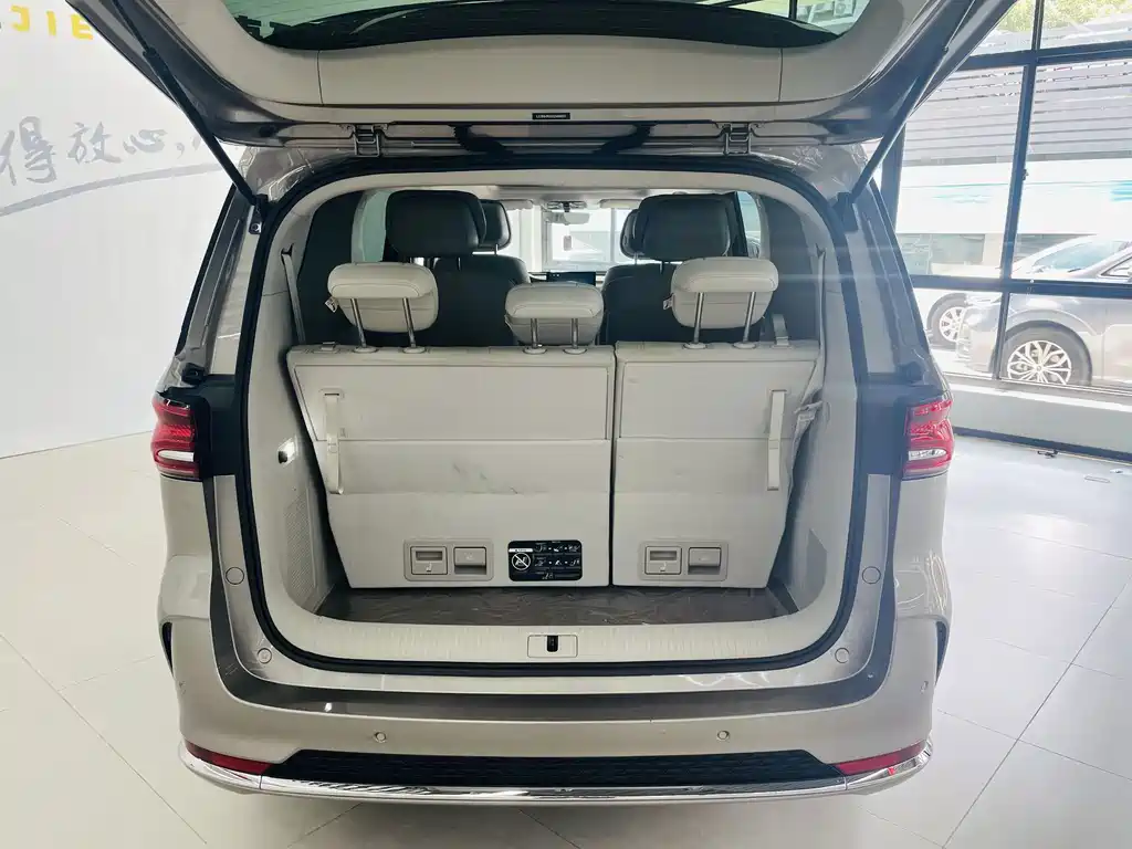 Roewe iMAX8 2025 — фото 17