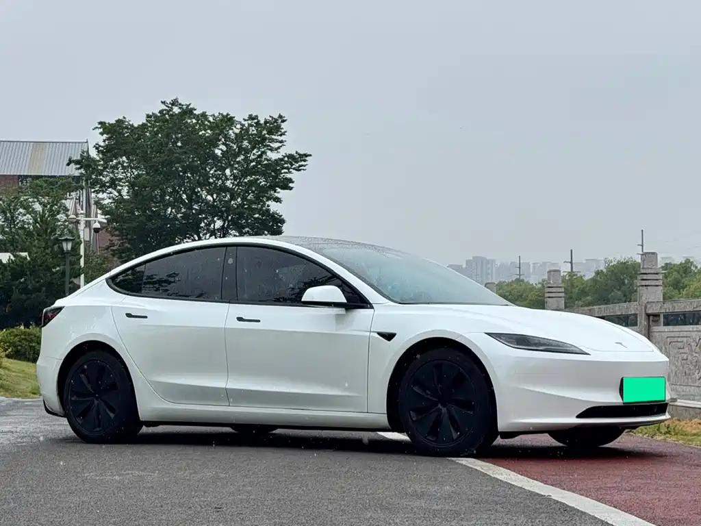 Tesla Model 3 2025 — фото 1