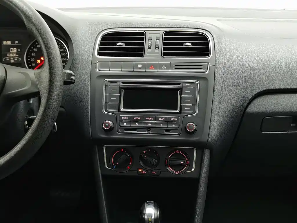 Volkswagen Polo 2015 — фото 12