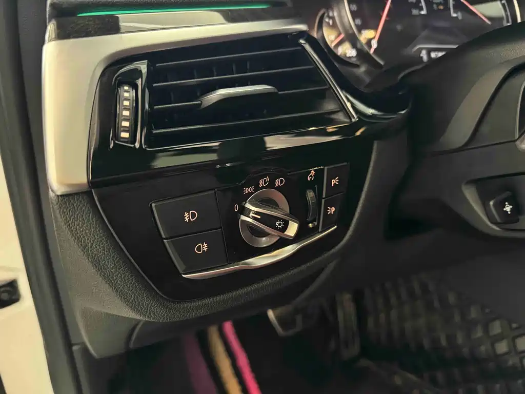 BMW 5 Series 2018 — фото 15