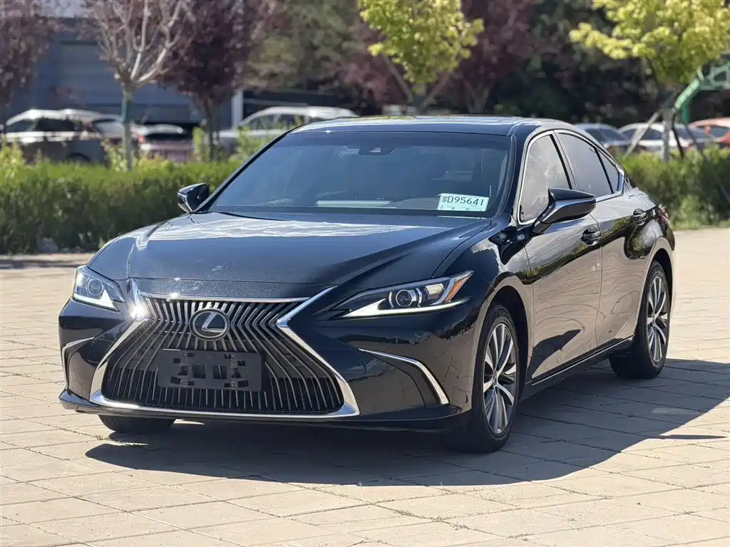 Lexus ES 2019