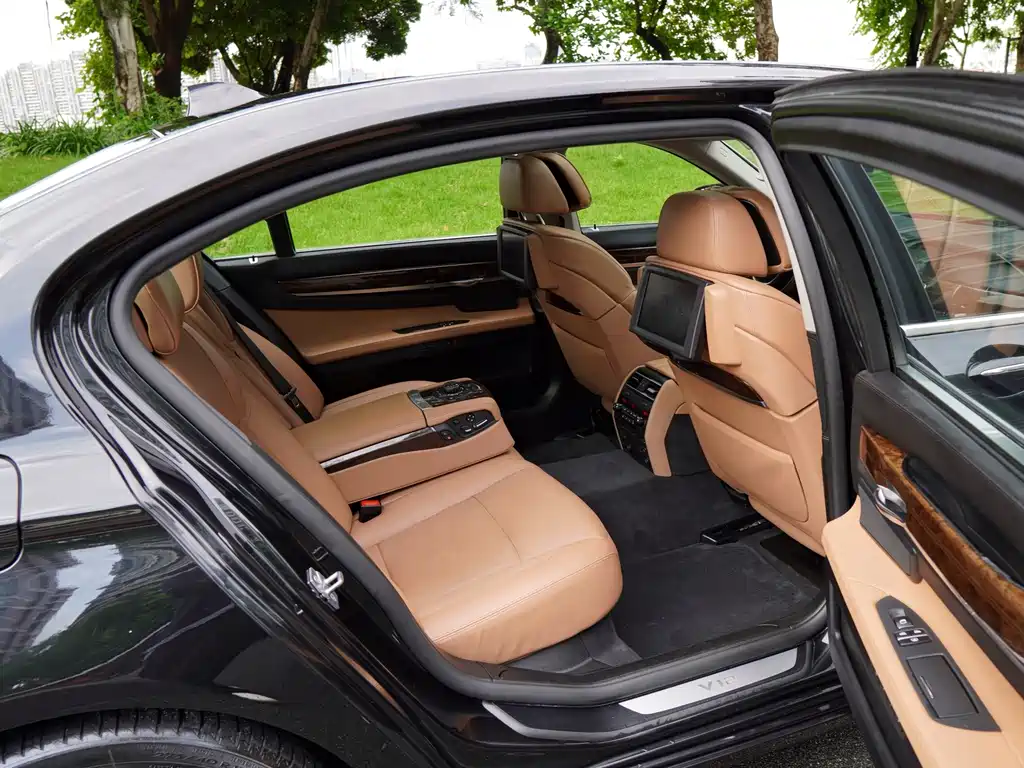 BMW 7 Series 2011 — фото 15