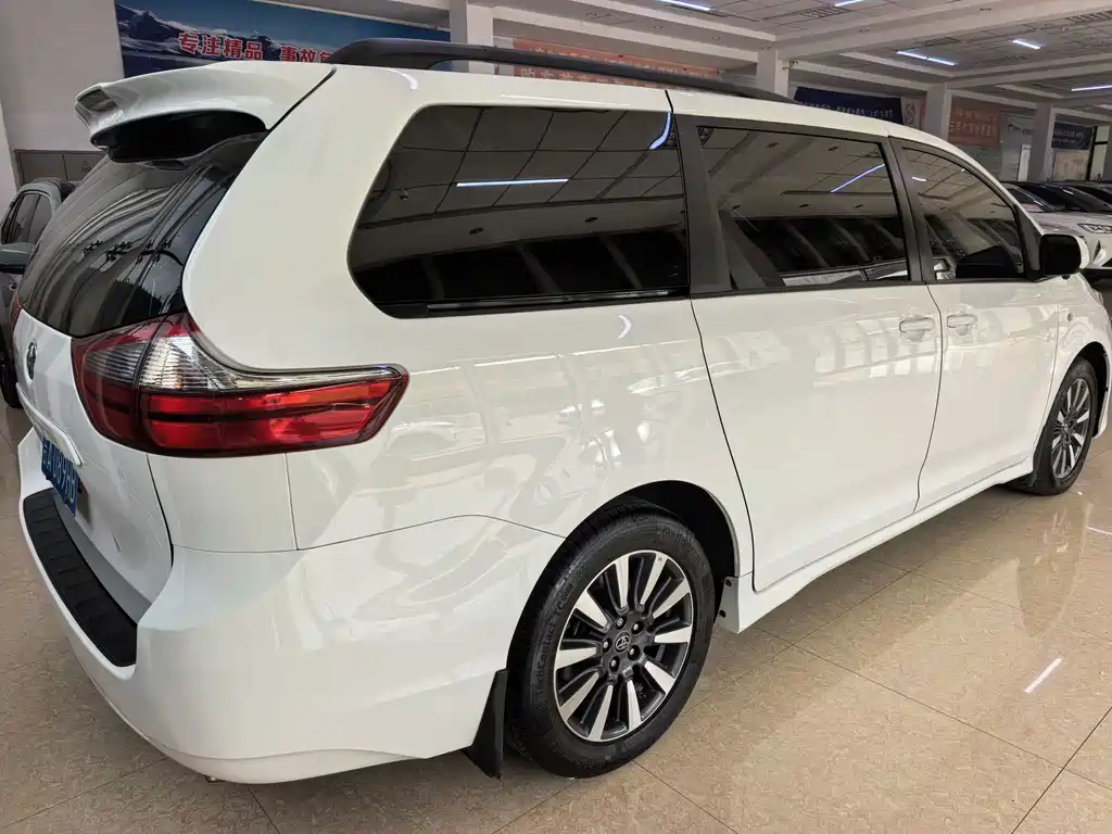 Toyota Sienna 2019 — фото 6
