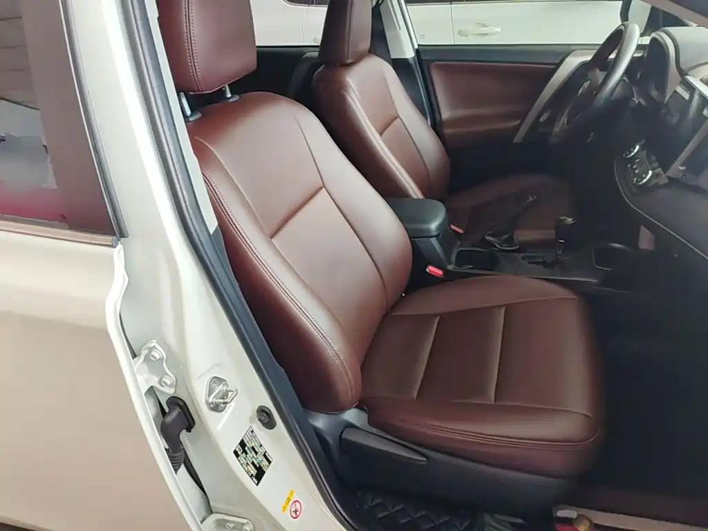 Toyota RAV4 2018 — фото 25