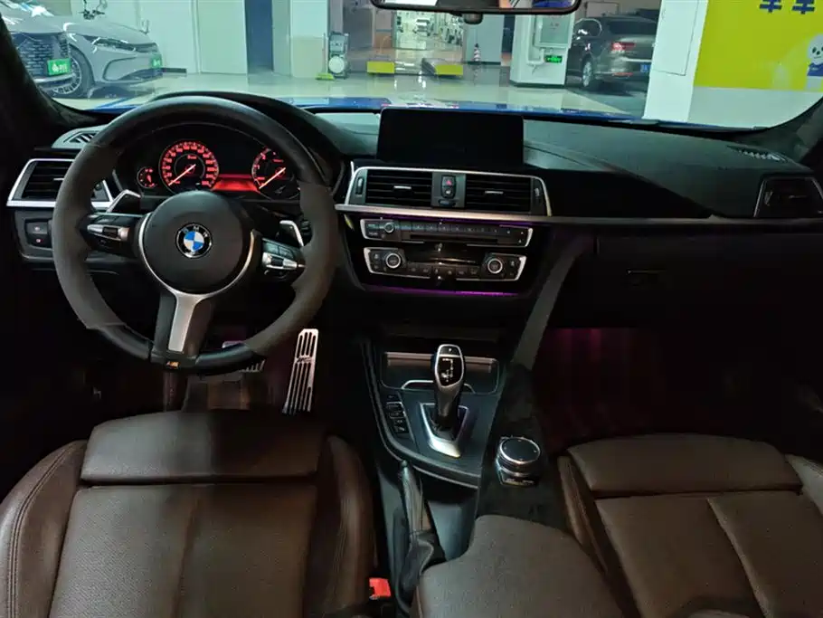 BMW 3 Series 2018 — фото 12