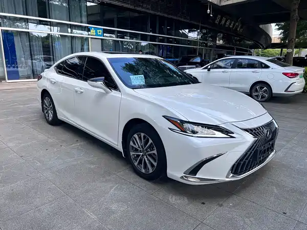 Lexus ES 2023
