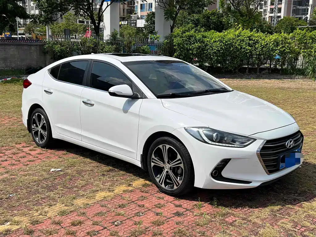 Hyundai Elantra 2019 — фото 1