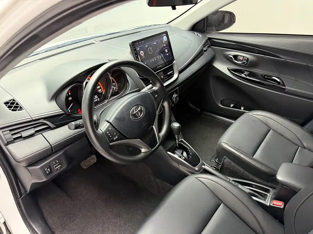 Toyota Yaris L 2023 — фото 9
