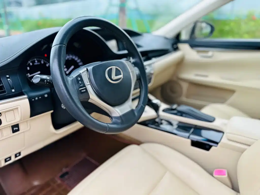Lexus ES 2014 — фото 10