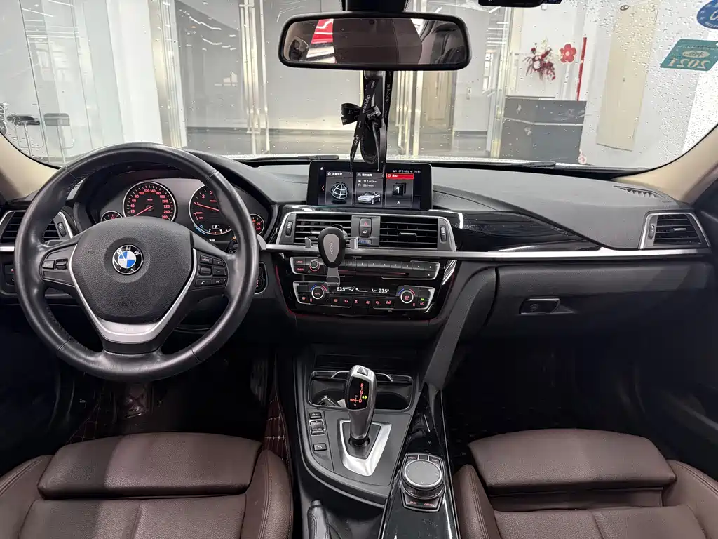 BMW 3 Series 2019 — фото 10