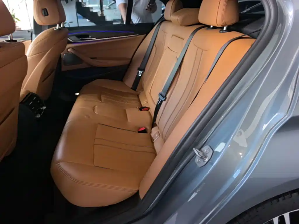 BMW 5 Series 2018 — фото 17