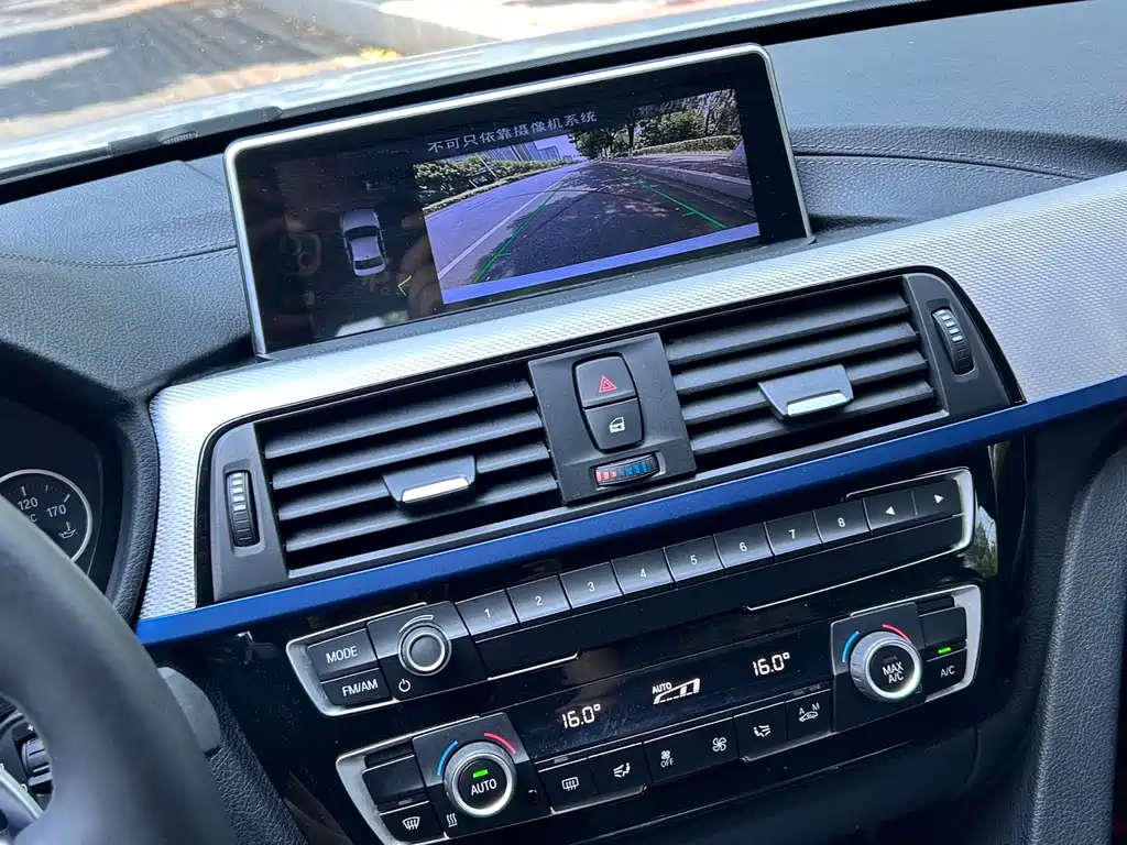 BMW 3 Series 2018 — фото 13