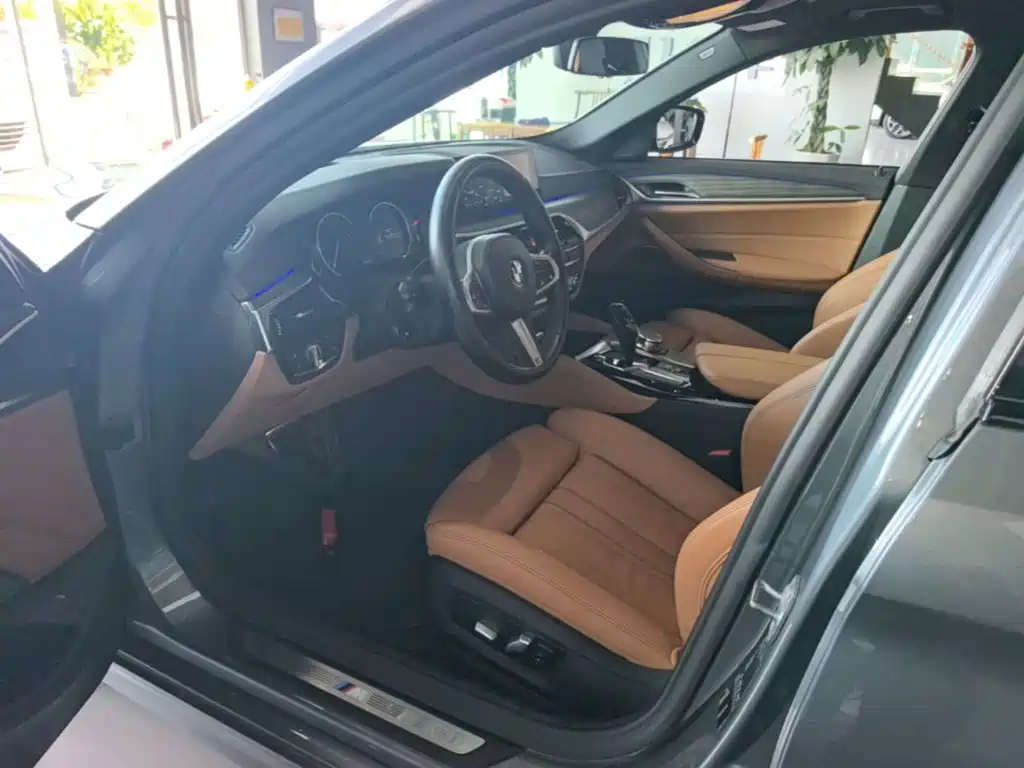 BMW 5 Series 2018 — фото 16