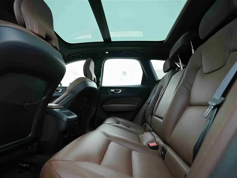 Volvo XC60 2022 — фото 21