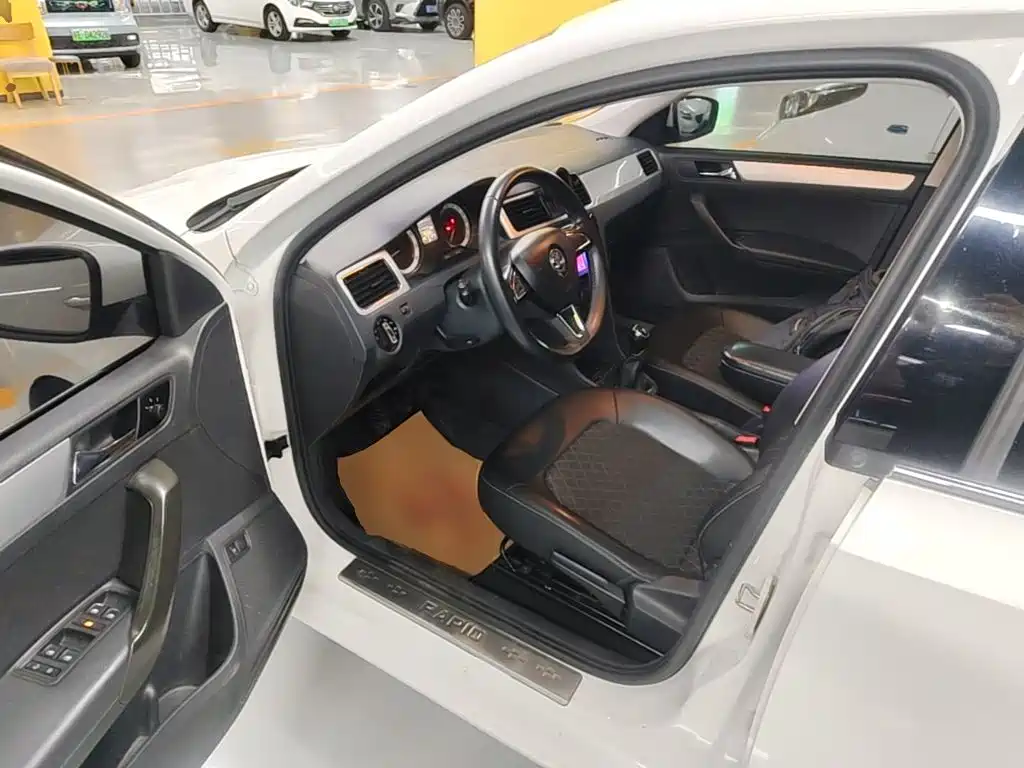 Skoda Rapid 2018 — фото 16