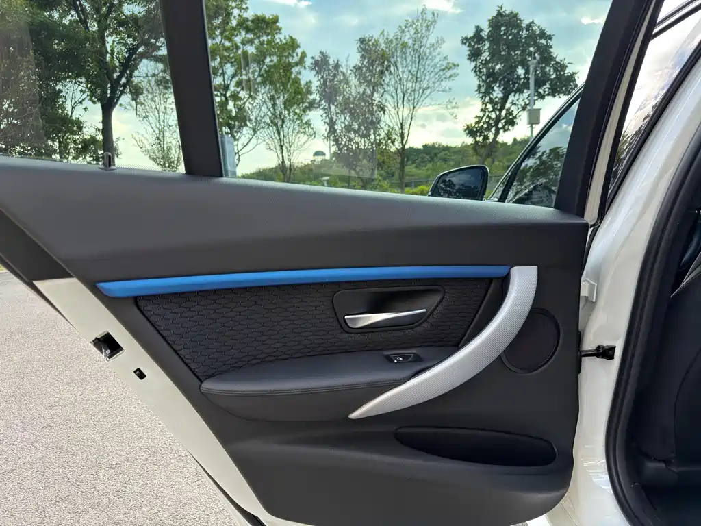 BMW 3 Series 2018 — фото 19