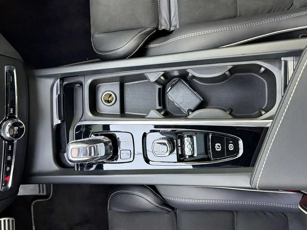 Volvo XC60 Plug-In Hybrid 2019 — фото 19