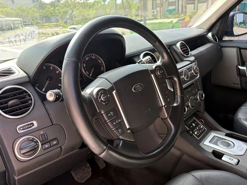 Land Rover Discovery 2016 — фото 23