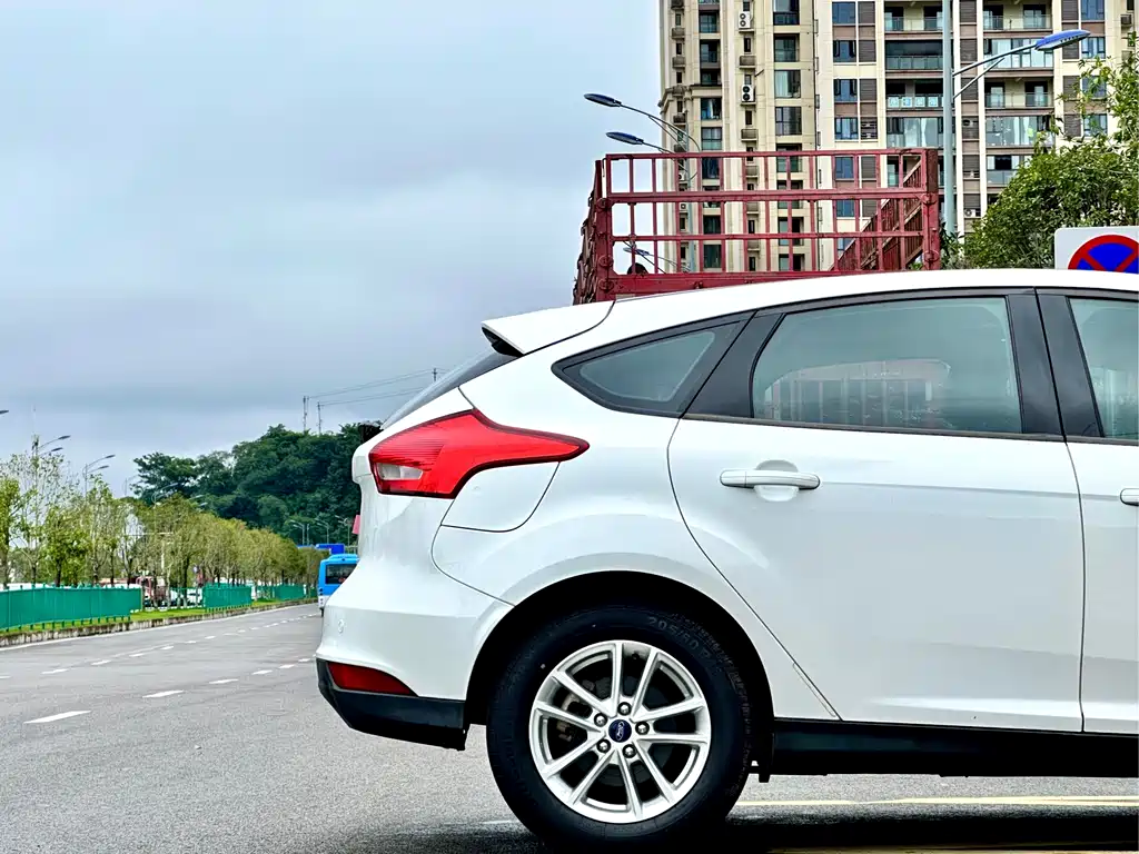 Ford Focus 2016 — фото 12