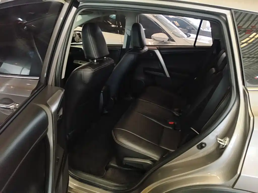 Toyota RAV4 2017 — фото 17