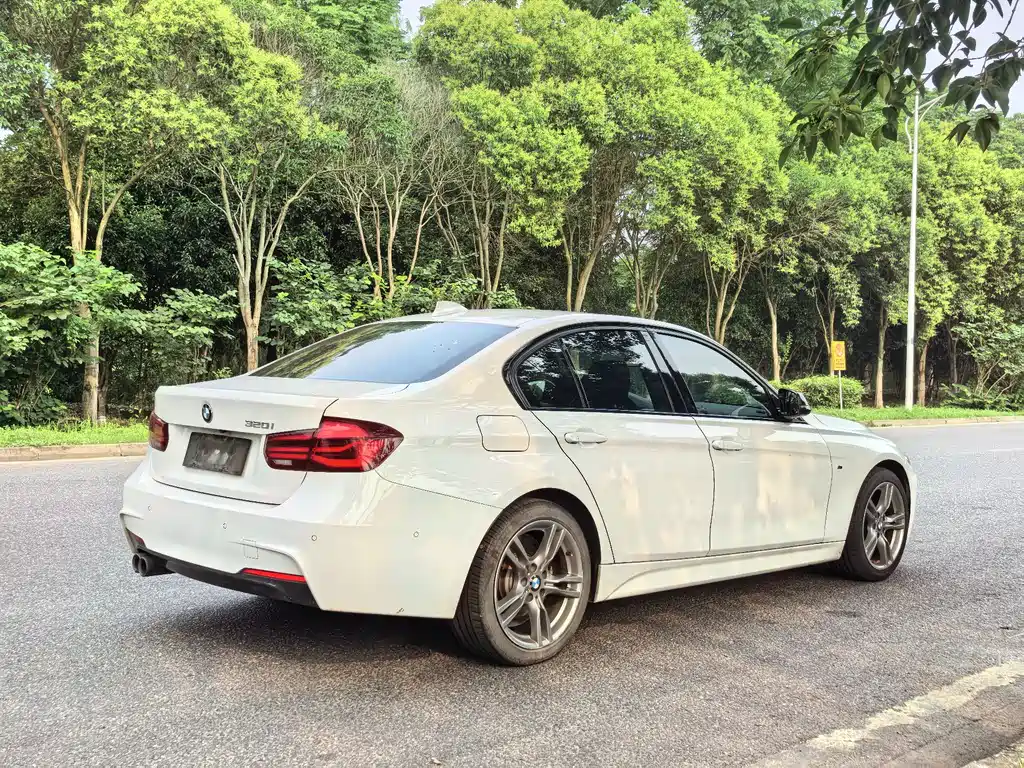 BMW 3 Series 2018 — фото 15