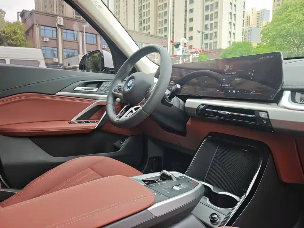 BMW iX1 2025