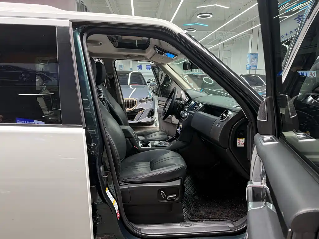 Land Rover Discovery 2015 — фото 15