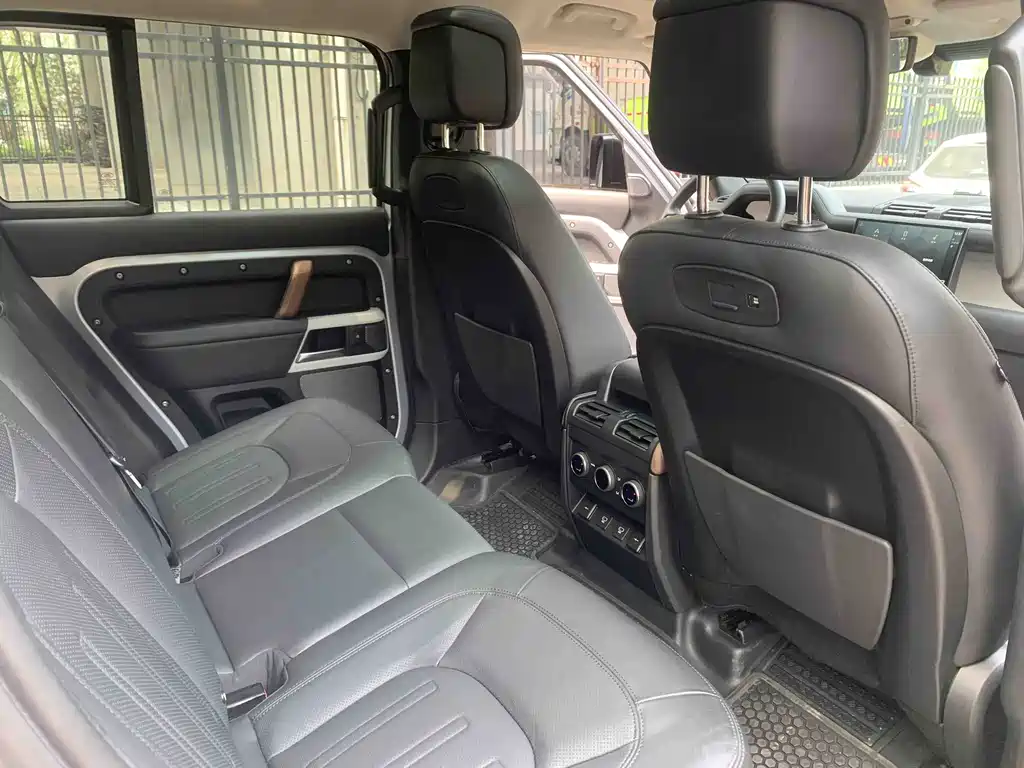 Land Rover Defender 2022 — фото 16