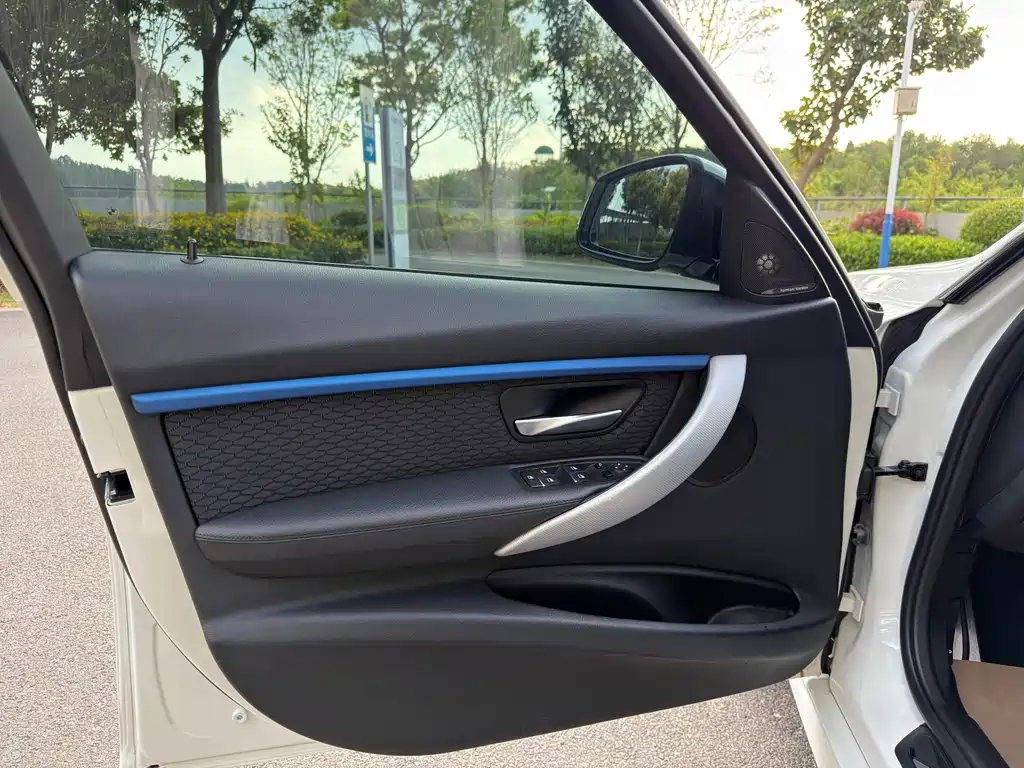BMW 3 Series 2018 — фото 28