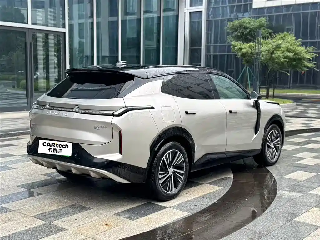 Lynk & Co 08 EM-P 2024