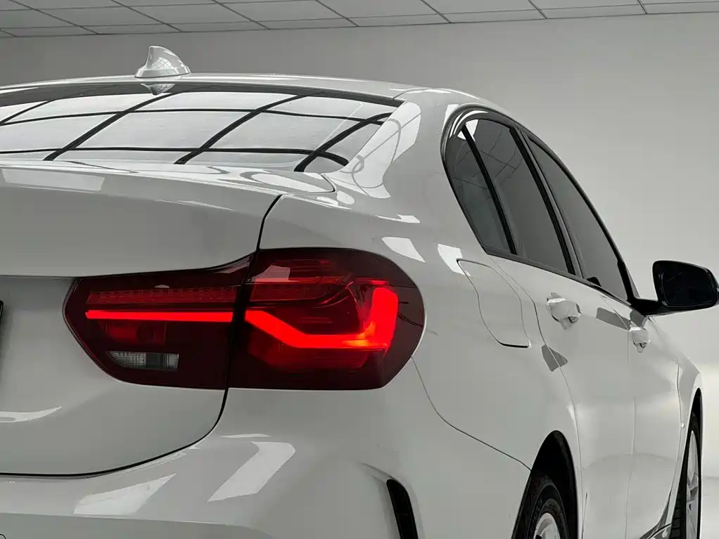 BMW 1 Series 2023 — фото 16