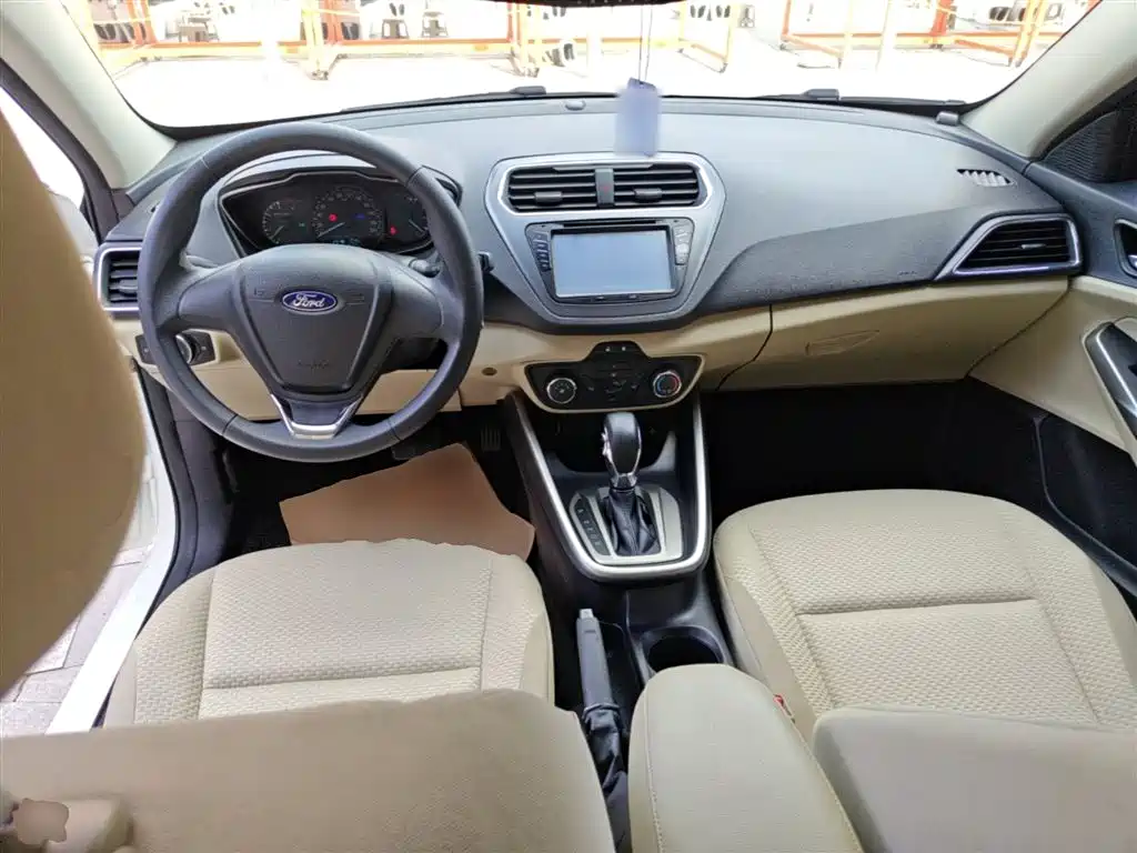 Ford Escort 2016 — фото 10