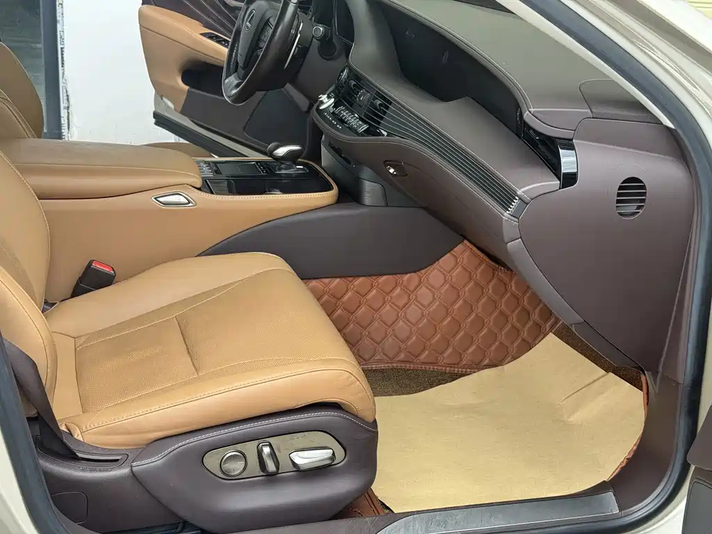 Lexus LS 2019 — фото 15