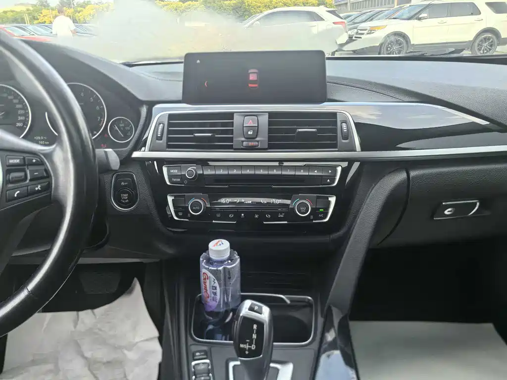BMW 3 Series 2018 — фото 11