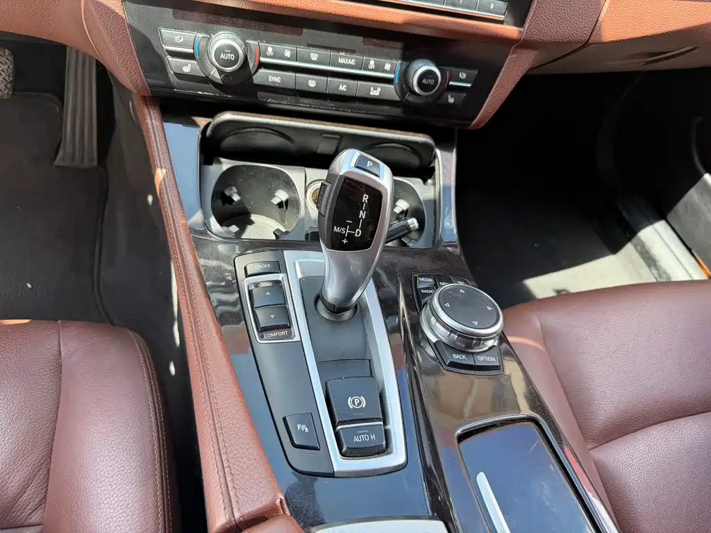 BMW 5 Series 2016 — фото 11