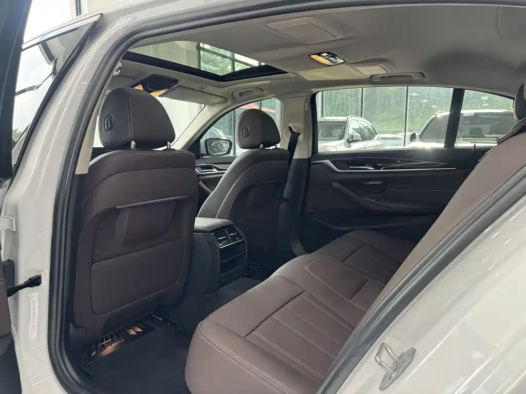 BMW 5 Series 2019 — фото 11