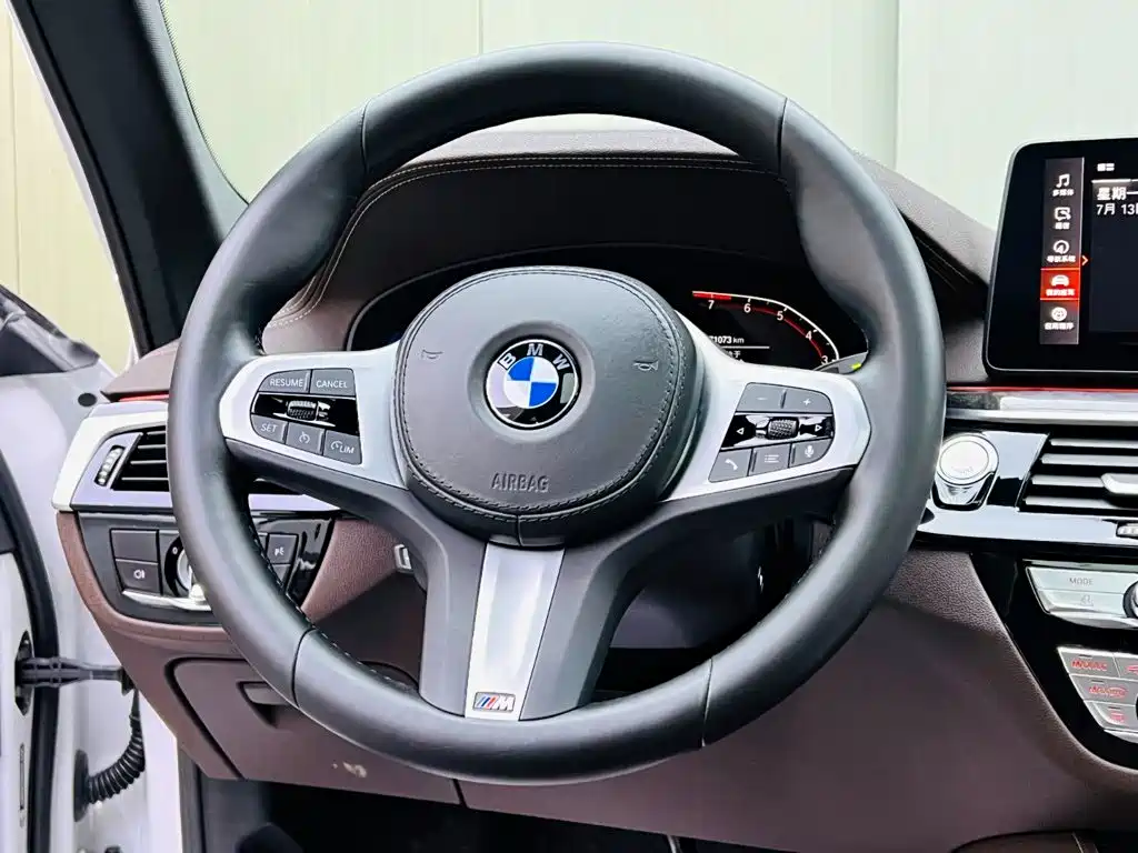 BMW 5 Series 2022 — фото 10