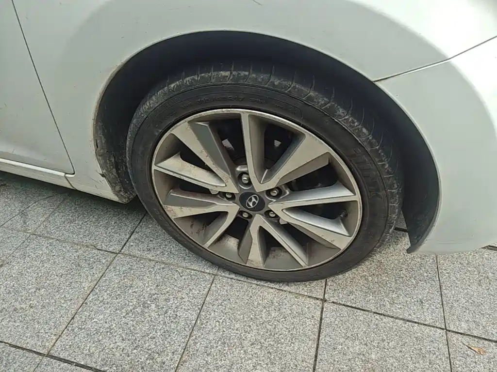 Hyundai Elantra 2015 — фото 14